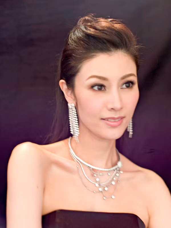 Đôi môi của Hoa hậu Lý Gia Hân lại khá đầy đặn, đường viền môi khá đậm càng làm rõ nét cho đôi môi đẹp của cô. Đôi môi của Hoa hậu Lý Gia Hân lại khá đầy đặn, đường viền môi khá đậm càng làm rõ nét cho đôi môi đẹp của cô.
