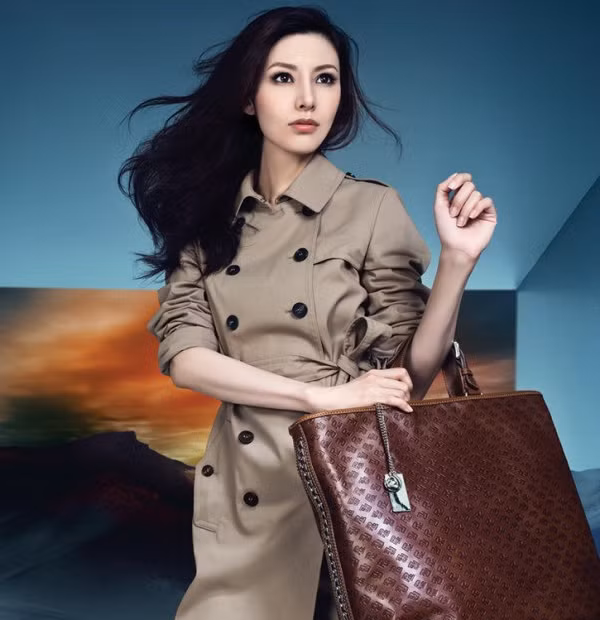 Vì khuôn mặt của cô khá lớn, cho đên với độ dày của môi kết hợp cùng mũi và mắt rất hài hòa với nhau. Vì khuôn mặt của cô khá lớn, cho đên với độ dày của môi kết hợp cùng mũi và mắt rất hài hòa với nhau.