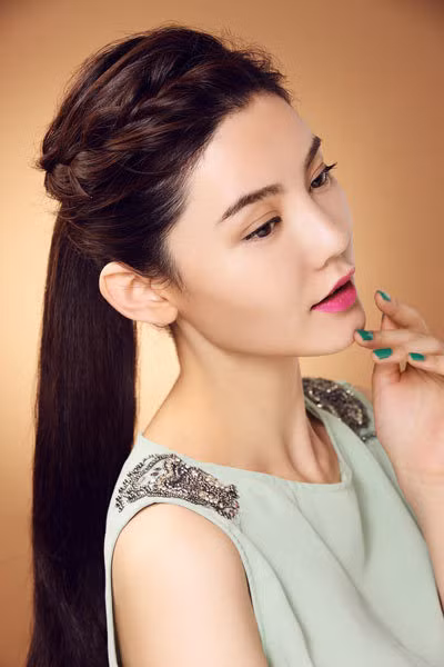 Kiểu tóc tết mái dễ thương giúp gương mặt bạn rạng rỡ.