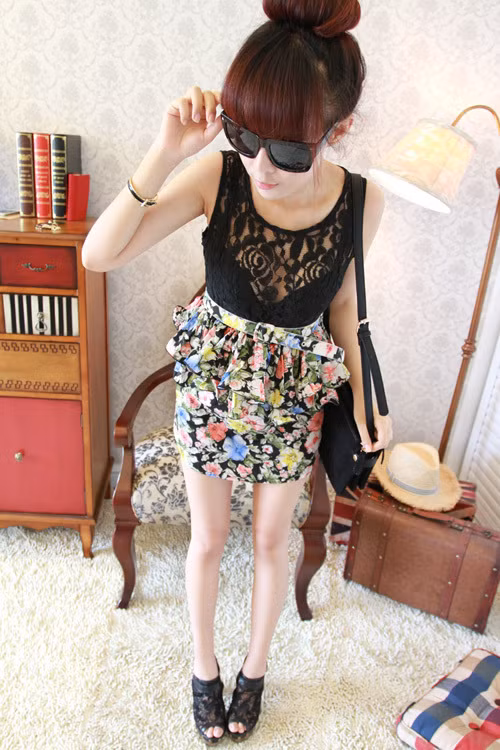 Vô cùng gợi cảm với ren đen khoe vòng một cuốn hút. Vô cùng gợi cảm với ren đen khoe vòng một cuốn hút.