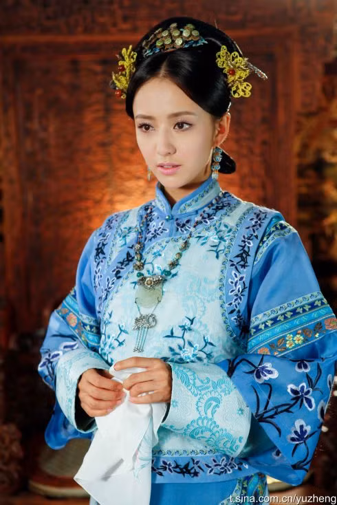 Phong cách trang phục đời nhà Thanh rất khác so với những triều đại trước. Được thiết kế với nhiều đường cắt may và được chia rõ phần trên và dưới. Dáng người mảnh khảnh của Đồng Lệ Á rất hợp với kiểu trang phục nhiều lớp này. Phong cách trang phục đời nhà Thanh rất khác so với những triều đại trước. Được thiết kế với nhiều đường cắt may và được chia rõ phần trên và dưới. Dáng người mảnh khảnh của Đồng Lệ Á rất hợp với kiểu trang phục nhiều lớp này.