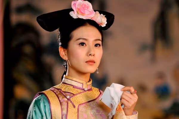 Một đặc điểm chung của cách trang điểm thời nhà Thanh chính là mái tóc, hay còn được gọi là mũ đội đầu, thường được cài thêm những bông hoa mẫu đơn để tôn lên vẻ cao quý cho phái nữ. Một đặc điểm chung của cách trang điểm thời nhà Thanh chính là mái tóc, hay còn được gọi là mũ đội đầu, thường được cài thêm những bông hoa mẫu đơn để tôn lên vẻ cao quý cho phái nữ.