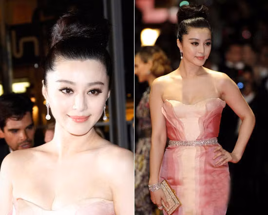 Búi tóc cao như búp bê Baribe. Kiểu tóc búi cao này khiến gương mặt thon gọn của nàng “Kim Tỏa” tràn đầy nhiệt huyết thanh xuân, đặc biệt vị trí bối tóc cùng gương mặt xinh khiến bờ vai trần càng thêm gợi cảm hơn, vô cùng thanh cao.