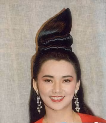 Hồ Tuệ Trung với kiểu đầu quái dị không hình dung được.