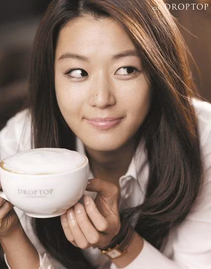 Với phong cách giản dị, cá tính nhưng rất ấn tượng, Jeon Ji Hyun đã trở thành một trong những người đẹp "câu hồn" nhất của màn ảnh xứ Hàn. Với phong cách giản dị, cá tính nhưng rất ấn tượng, Jeon Ji Hyun đã trở thành một trong những người đẹp "câu hồn" nhất của màn ảnh xứ Hàn.