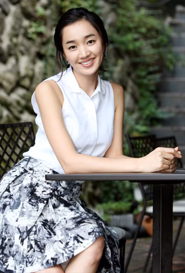 Nhờ nụ cười duyên và khuôn mặt khả ái, Soo Ae ngày càng chinh phục được nhiều khán giả hơn. Nhờ nụ cười duyên và khuôn mặt khả ái, Soo Ae ngày càng chinh phục được nhiều khán giả hơn.