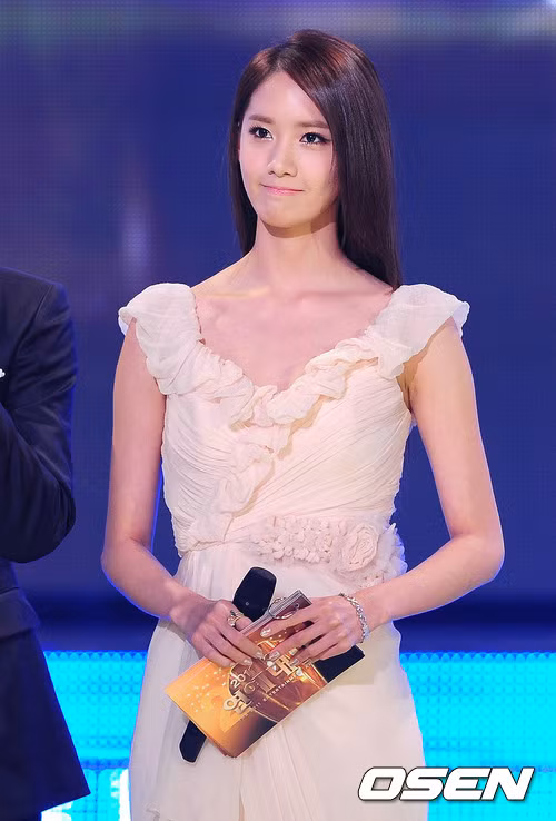 Tóc thẳng đơn giản nhưng làm toát lên hết vẻ dịu dàng của Yoona. Ảnh: OSEN Tóc thẳng đơn giản nhưng làm toát lên hết vẻ dịu dàng của Yoona. Ảnh: OSEN