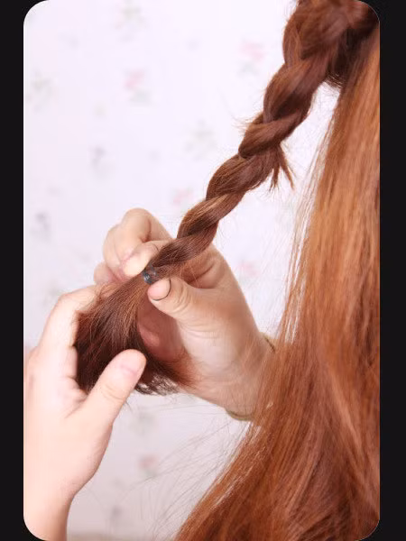 Sau đó tết sát đến đuôi tóc thì thắt lại.