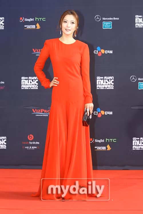 Kim Hee Sun diện váy dài khoe dáng người mảnh khảnh.