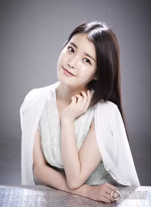 IU tên thật là Lee Ji-eun, sinh năm 1993, là một trong những số hiếm những ca sĩ hát solo hiện nay của làng nhạc Hàn Quốc. IU trực thuộc quản lý của LOEN Entertainment.