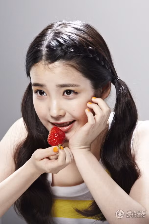 Thuần khiết và dễ thương nên dù gia nhập làng giải trí chưa lâu nhưng "em gái quốc dân" 9x của Hàn Quốc đã có một lượng fan rất đông đảo, đa số mọi người khi được hỏi thì hai điều khiến họ yêu mến cô nhất chính là giọng hát hay và khuôn mặt dễ thương, hiền dịu.