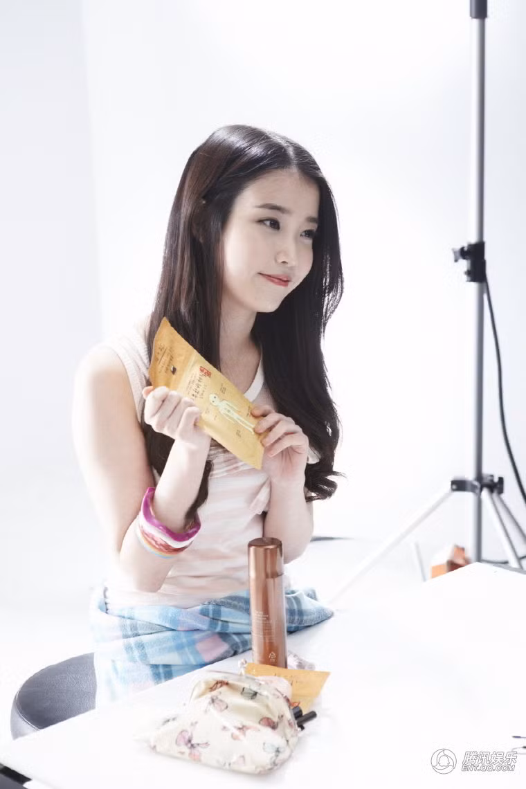 Gần đây những bức ảnh hậu trường cho buổi chụp ảnh quảng bá một hãng mỹ phẩm của cô nàng dễ thương được công bố và nhận rất nhiều sự khen ngợi từ phía người hâm mộ bởi vẻ đẹp nhẹ nhàng, thanh khiết của cô.