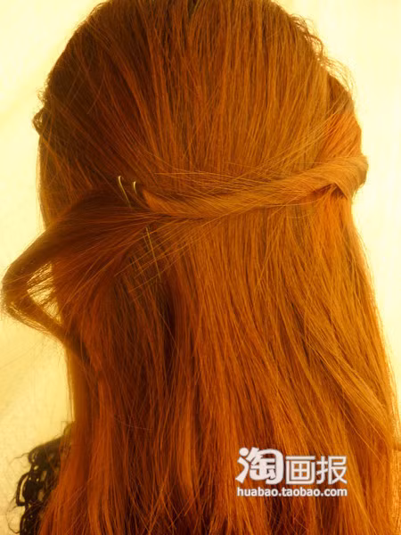 Kiểu 3: Rất đơn giản, bạn chỉ cẩn chia hai phần tóc bên mang tai của mình thành ba phần, và lần lượt xoắn từng phần tóc nhỏ lại rồi cố định ở sau đầu.
