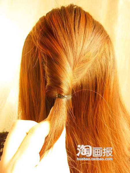Kiểu 1: Đầu tiên buộc nửa tóc lại, chú ý không lấy tóc xuống sát mang tai, mà chỉ lấy phần tóc phía trên đỉnh đầu.