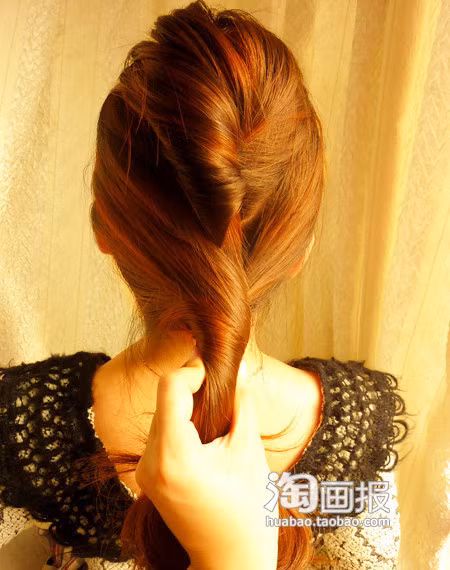 Bước 3: Mục đích nới lỏng dây chun là để khi xoắn tóc lại thì dây chun sẽ được che lấp phía trong tóc như thế này. Khi đã xoắn được như trên thì bạn dùng kẹp tăm cố định lại tóc.