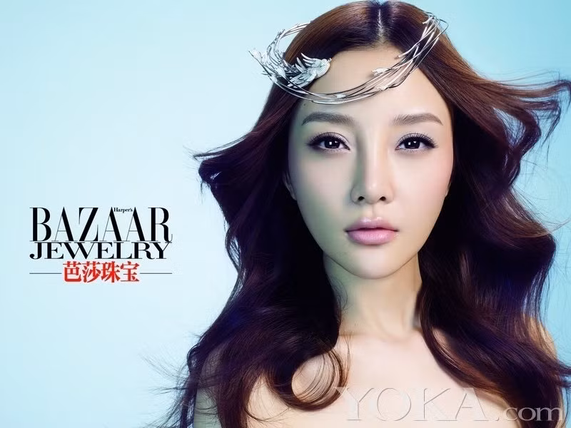 Xuất hiện trong tuần lễ thời trang Pari vừa qua với vòng một đẫy đà đầy quyến rũ khiến hình ảnh của Lý Tiểu Lộ càng gây được chú ý hơn, nhưng điều khiến mọi người tiếc nuối nhất chính là không còn được nhìn thấy nét ngây thơ hồn nhiên, dễ thương trước đây của cô nữa.