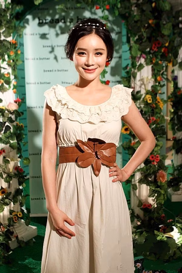 Tần Lam rất dễ thương và trẻ trung với kiểu váy cổ điển. Tần Lam rất dễ thương và trẻ trung với kiểu váy cổ điển.