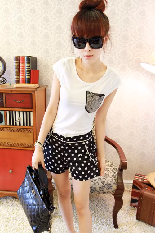 Quần soóc và T-shirt giúp bạn thể hiện hình tượng hiện đại, năng động. Quần soóc và T-shirt giúp bạn thể hiện hình tượng hiện đại, năng động.