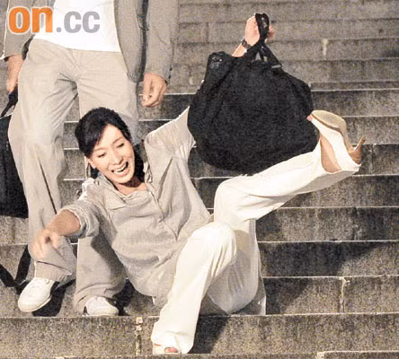 Không biết mắt mũi để đâu mà Dương Di có thể té ngã. Không biết mắt mũi để đâu mà Dương Di có thể té ngã.