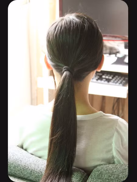 Kiểu 3: Buộc tóc gọn lại.