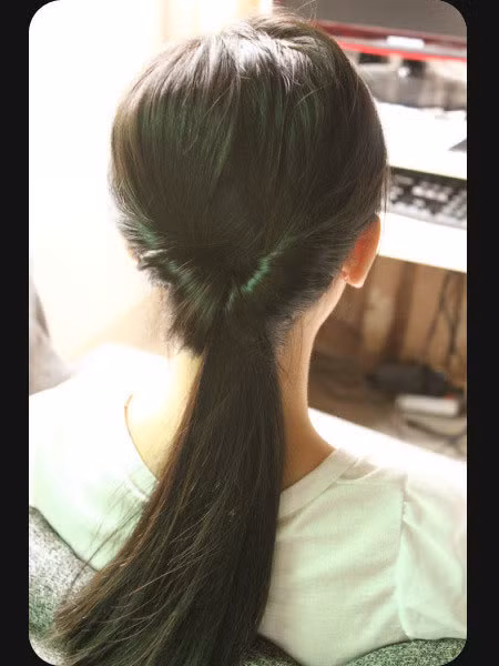 Luồn phần đuôi tóc vào trong.