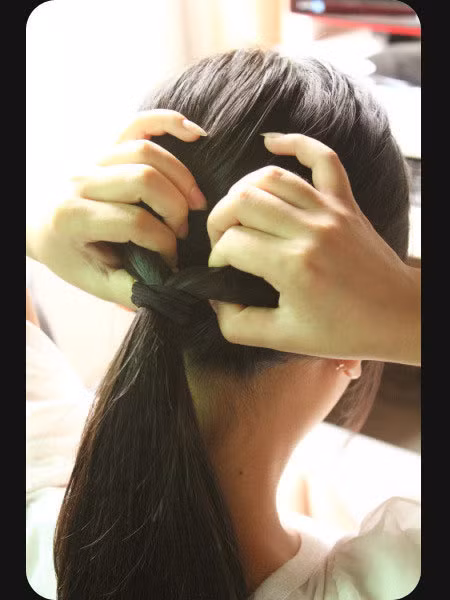 Tách đôi phần chân tóc ra.