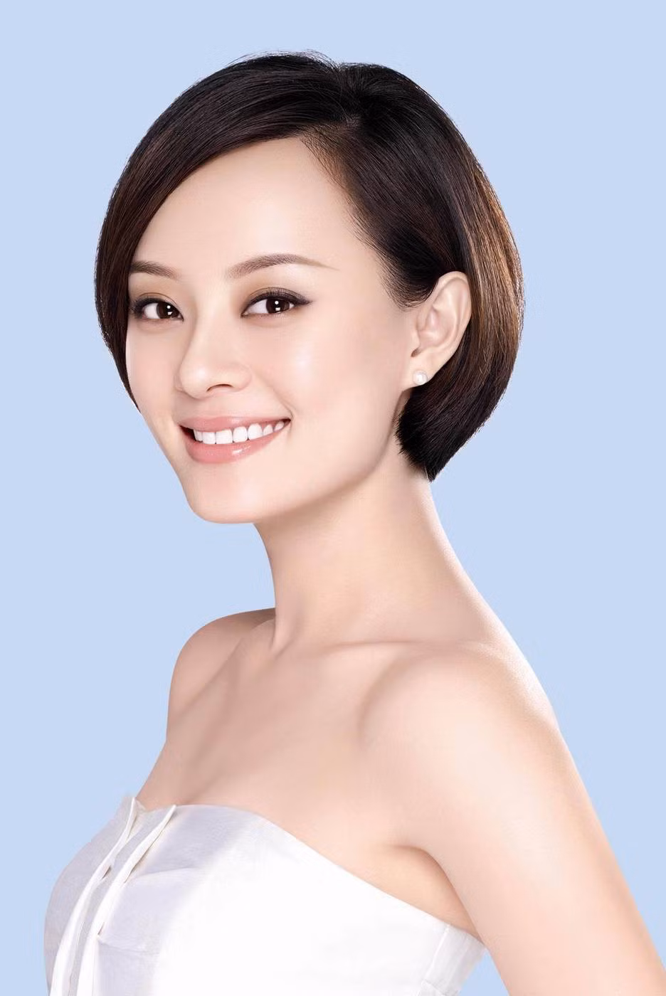 Tôn lệ sở hữu nụ cười rất tươi.