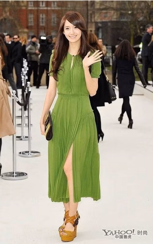 Yoona với đầm voan trẻ trung khoe dáng người thanh mảnh.