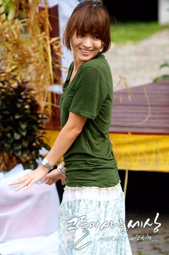 Giản dị với T-shirt và váy dài cùng tóc mái ngố giúp người đẹp Hàn Quốc thêm phần ngọt ngào. Giản dị với T-shirt và váy dài cùng tóc mái ngố giúp người đẹp Hàn Quốc thêm phần ngọt ngào.