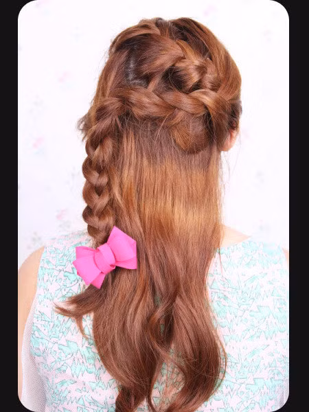 Một mái tóc gọn gàng, giản dị nhưng cũng không kém phần thời trang.