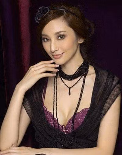 Với áo ngực ren tím cùng làn da trắng khiến ấn tượng của Ngô Bội Từ càng mạnh hơn.