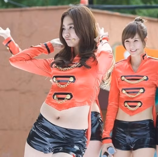 Cô nàng sở hữu đôi chân đẹp nhất Hàn Quốc UEE khiến fan phát hoảng vì eo "bánh mì" của cô.