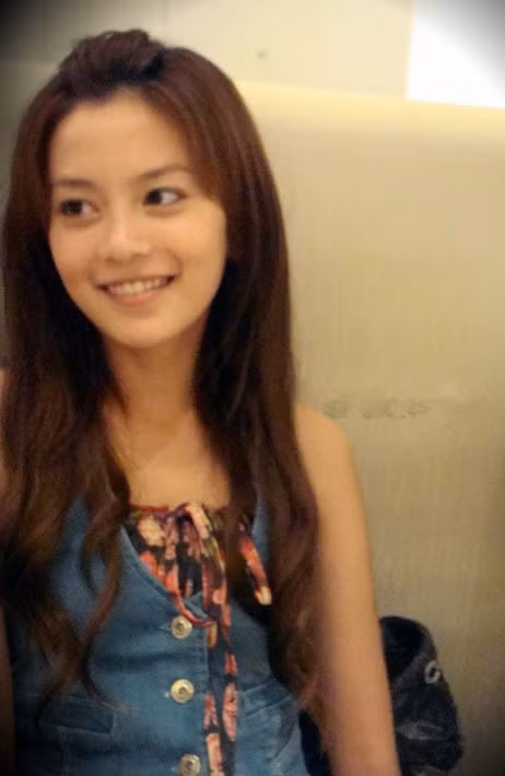 Khuôn mặt của Dụ Hồng Uyển khá nhỏ nhắn và những nét trên mặt đều rất thanh tú. Khuôn mặt của Dụ Hồng Uyển khá nhỏ nhắn và những nét trên mặt đều rất thanh tú.