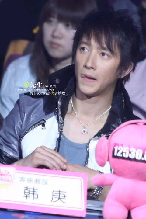 Hangeng cực kỳ dễ thương với hành động của đôi môi. Hangeng cực kỳ dễ thương với hành động của đôi môi.