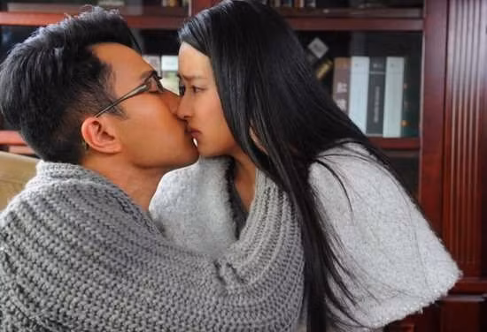 Bộ phim tình cảm nổi tiếng "Thiên sơn mộ tuyết" với những nụ hôn cuồng nhiệt, ngọt ngào của Lưu Khải Uy và Dĩnh Nhi. Bộ phim tình cảm nổi tiếng "Thiên sơn mộ tuyết" với những nụ hôn cuồng nhiệt, ngọt ngào của Lưu Khải Uy và Dĩnh Nhi.