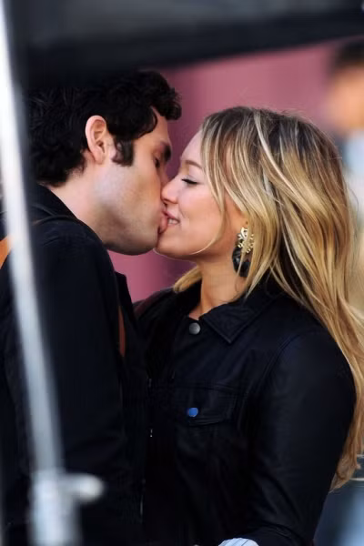 Trong "Gossip Girl" với nụ hôn lãng mạn, nồng nàn của Hilary Duff và Penn Badgley. Trong "Gossip Girl" với nụ hôn lãng mạn, nồng nàn của Hilary Duff và Penn Badgley.
