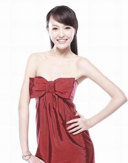 Diện váy quây khoe vai thon eo nhỏ.