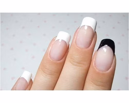 Sau khi đợi khô dùng miếng dán dán lên móng tay theo hình cung để sơn màu trắng đục cùng màu đen đầu mỗi ngón tay. Xem thêm: Những màu sơn móng lên ngôi hè này. Sau khi đợi khô dùng miếng dán dán lên móng tay theo hình cung để sơn màu trắng đục cùng màu đen đầu mỗi ngón tay. Xem thêm: Những màu sơn móng lên ngôi hè này.