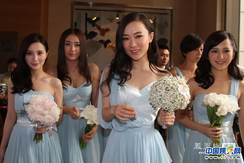 Người đẹp Hoắc Tư Yến nổi bật trong 6 phù dâu xinh xắn của cô dâu Lý Tiểu Lộ.