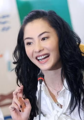 Trương Bá Chi với khuôn mặt tròn nhỏ lai tây quyến rũ.