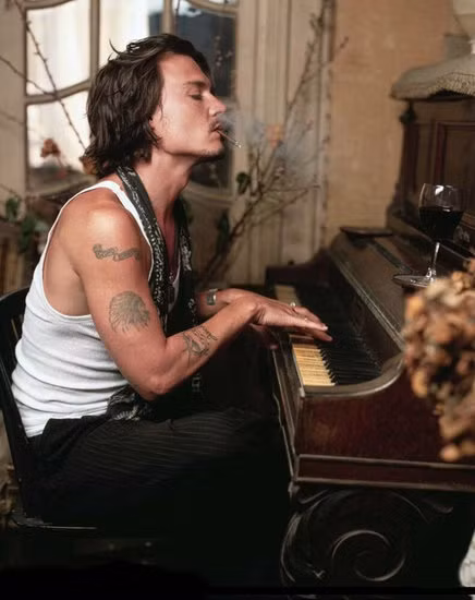 Top 6: Johnny Depp Sự yêu thích hình xăm của Thuyền trưởng “cướp biển vùng caribbean” thì không ai có thể theo kịp, Johnny Depp từng nói “cơ thể của tôi là một quyển nhật ký. Thủy thủ cũng làm như vậy, mỗi hình xăm cũng đều có ý nghĩa của nó, đều đại diện cho những chuyện và những người liên quan đến cuộc sống của bạn.”