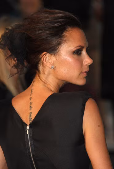 Victoria Beckham còn nổi tiếng với dãy chữ nhỏ xăm dọc sống lưng, giới báo chí đoán đây là chữ Do Thái, với ý nghĩa “tôi và chồng tôi có nhau”, hình xăm này kết hợp với trang phục hết sức gợi cảm.