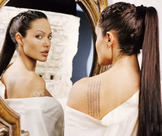 Đây là hình xăm ghi lại kinh độ và vĩ độ nơi những đứa con của Angelina Jolie được sinh ra.