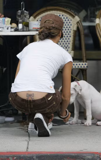 Phía trên lưng quần là hình xăm nơ bướm, khi mặc lưng quần thấp có thể thấy được hình xăm này, vừa đáng yêu lại rất gợi cảm, nên có thể hiểu được vì sao “thiên thần bóng tối” của chúng ta lại đứng ở vị trí No.1 trong bảng xếp hạng với rất nhiều ngôi sao nổi tiếng và rất nhiều hình xăm đặc biệt.