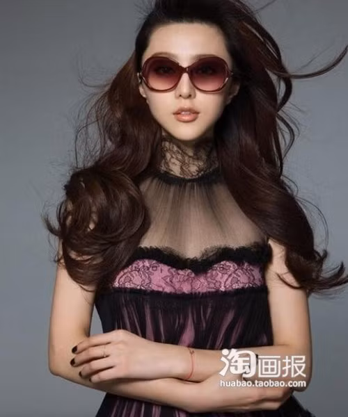 Luôn đi kèm với phong cách quyến rũ là màu móng đen bí ẩn. Xem thêm: Móng tay xinh yêu "hớp hồn" bạn gái