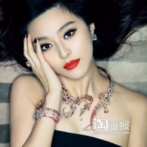 Môi đỏ và móng tay đen, nổi bật với sức hút không thể cưỡng lại. Xem thêm: Móng tay xinh yêu "hớp hồn" bạn gái