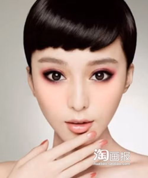 Đôi mắt cuốn hút, bàn tay xinh xắn, và ấn tượng với màu móng hồng đào xinh xinh, nữ tính. Xem thêm: Móng tay xinh yêu "hớp hồn" bạn gái