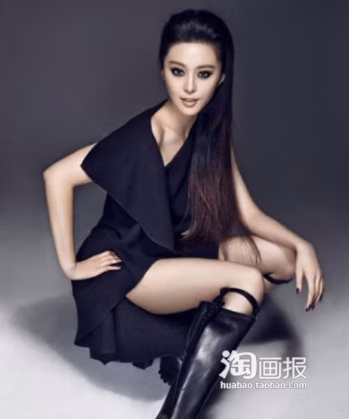 Mắt đen, môi nhạt, móng tay màu tím, gợi lên vẻ cuốn hút mê hoặc. Xem thêm: Móng tay xinh yêu "hớp hồn" bạn gái