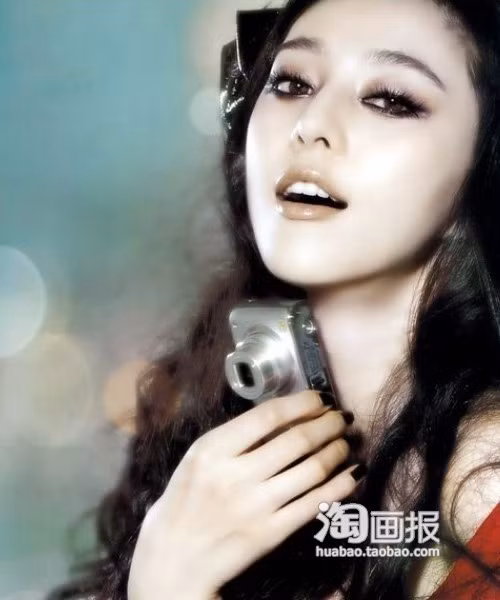 Mắt đen, môi nhạt cùng màu móng đen nổi bật trên bàn tay mịn màng. Xem thêm: Móng tay xinh yêu "hớp hồn" bạn gái