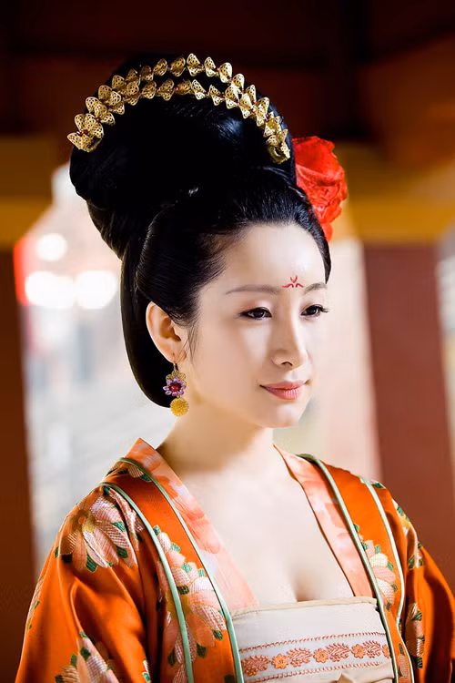 Trong tạo hình cổ trang người đẹp cũng không kém cạnh các mỹ nhân cổ của Trung Quốc, gương mặt nhỏ nhắn, sọc mũi thẳng và đôi mắt dài càng khiến Tần Hải Lộ cuốn hút hơn. Trong tạo hình cổ trang người đẹp cũng không kém cạnh các mỹ nhân cổ của Trung Quốc, gương mặt nhỏ nhắn, sọc mũi thẳng và đôi mắt dài càng khiến Tần Hải Lộ cuốn hút hơn.